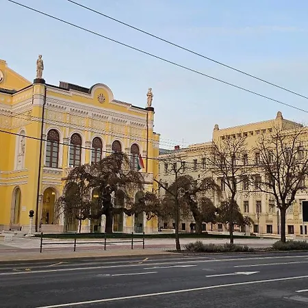 Centre Piac Flat ديبريتْسين