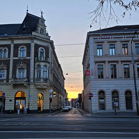 Centre Piac Flat * ديبريتْسين